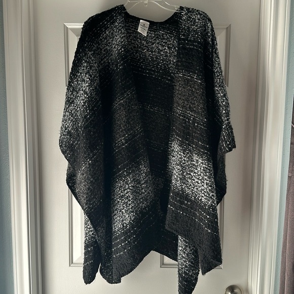 Woolrich Black and White Flowy Cozy Boho Poncho Blanket Wrap Women’s OS - Picture 2 of 8